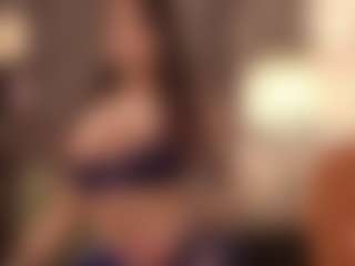Live cam show with LAURAAX - Oil on Instabang