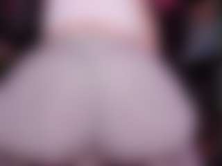 Live cam show with RaissaSky - Flashing on AdultVida.com