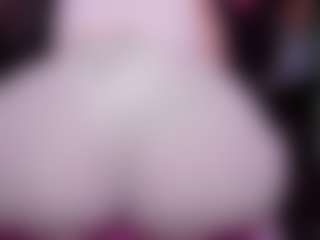 Live cam show with RaissaSky - Spank Mature on Camsoda