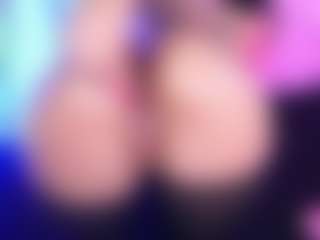 Live cam show with NanaLeon - Nipple Piercings on StripNow