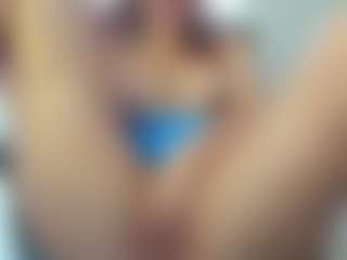 Live cam show with Frosty-fire - Living Room on Camsoda
