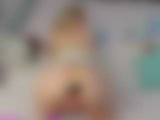 EmillyHart's Live Sex Cam Show