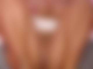 Live cam show with LaylaCruzRose - Petite MILF on Hubzter Live