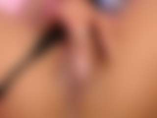 Live cam show with LaylaCruzRose - Curvy MILF on madthumbs