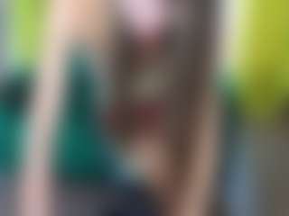 Live cam show with EmmiGreen - Black Hair on hrnylive.com