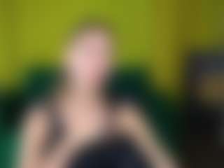 Live cam show with EmmiGreen - Chubby on Camiplay Live