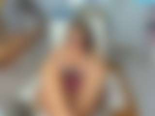 Show di cam dal vivo con KarenHotMilf - Bikini su Camsoda
