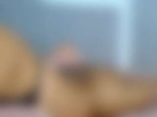 Live cam show with Francihot4 - Gagging on Camsoda