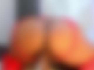 Live cam show with Camille Bennet - Blowjob on AdultVida.com