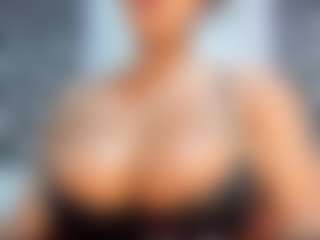 Live cam show with Camille Bennet - Living Room on AdultVida.com