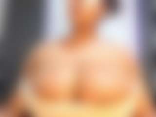 Live cam show with Camille Bennet - Living Room on livesuperchat.net