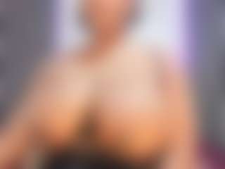Live cam show with Camille Bennet - Big Nipples on livesuperchat.net
