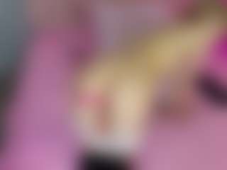 Live cam show with Akilla-Queen - Small Tits on Free Soda