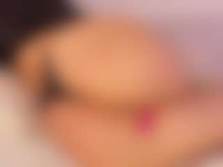 Live cam show with KiimLee - Black Shaved Pussy on Mixed Magazine Live