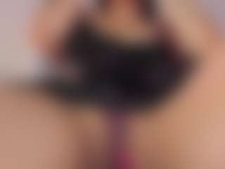 Live cam show with KiimLee - Black Shaved Pussy on instabang