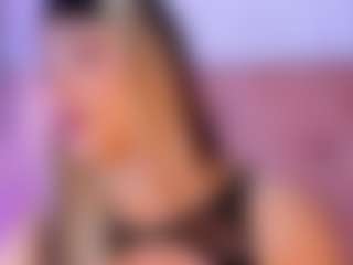 Live cam show with liaa-18 - Public on Stripli.com