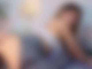 Live cam show with Sky - Petite on friskycurves.com