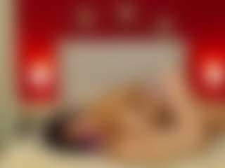 Live cam show with Mia-coluccii - Strip on Dare Cams