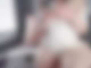 Live cam show with Samantha - Curvy MILF on CamSodaAdn