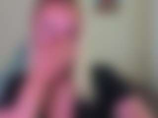 Live cam show with RouseReedd - Living Room on Milfs Live