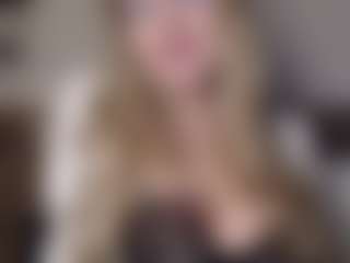 Live cam show with Faith Black - Curvy MILF on AdultVida.com