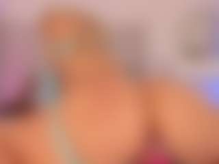 Live cam show with Shelynna - Petite on AdultVida.com