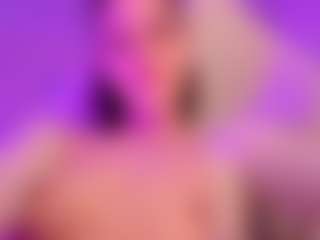 Live cam show with MollyHugs - Cute on Livezox