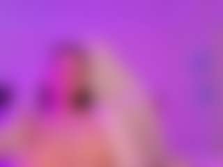 Live cam show with MollyHugs - Small Tits on Camversity