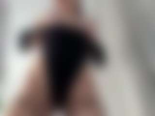 Live cam show with Naila - Skinny on Camsoda