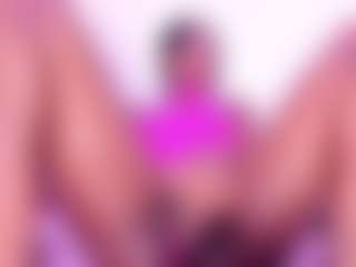 Spettacolo in cam dal vivo con BritneyVega - Black Shaved Pussy su Camsoda