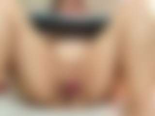 Rachele-x MILF webcam performer live streaming
