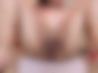 Rachele-x MILF webcam performer live streaming