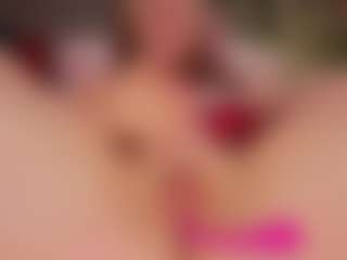 Live cam show with Luna - Moaning on SquirtSoMuch