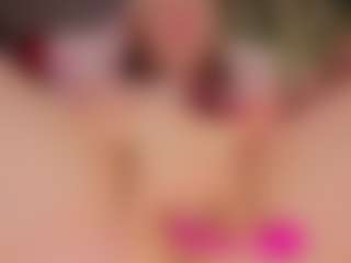 Live cam show with Luna - Moaning on sexytreat.net