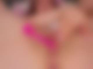 Live cam show with Luna - Fingers on Camsoda