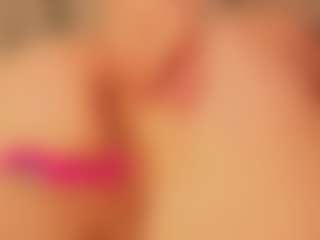 Live cam show with Luna - Moaning on sexylivex.com