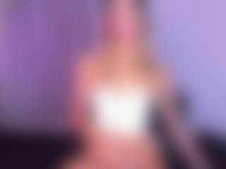 Live cam show with Lau - Blonde Hair Petite on Milfs Live