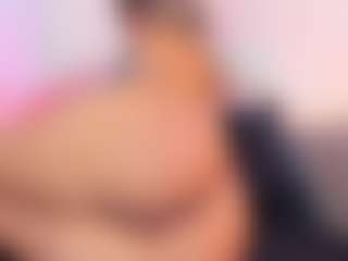Live cam show with Lau - Blonde Hair Petite on Camsoda
