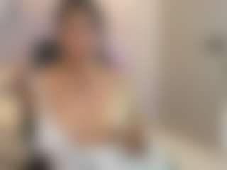 Live cam show with Gia Watsonn - HD on intimatelivegirls.com