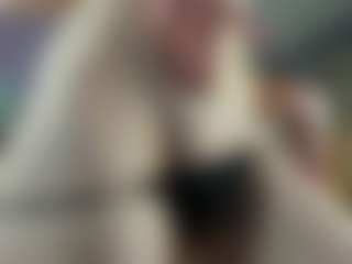 Live cam show with Emily - Petite on friskycurves.com