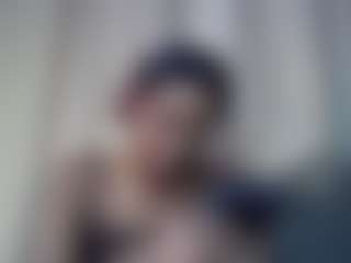 Live cam show with melaninmichie - Living Room on chickslive.net