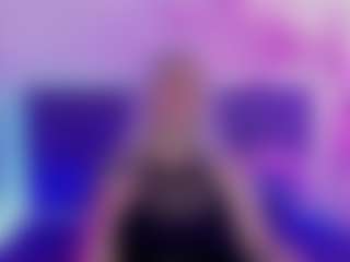 Live cam show with JoannLowe - Cute on StripNow