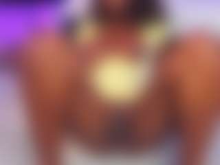 Live cam show with Brittanyjhonnns - Black MILF on StripNow
