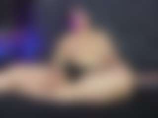 ArethaOzz MILF webcam performer live streaming