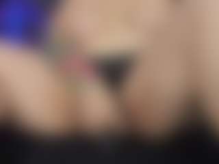 ArethaOzz MILF webcam performer live streaming