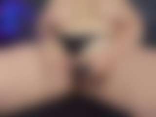 ArethaOzz MILF webcam performer live streaming