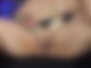 ArethaOzz MILF webcam performer live streaming