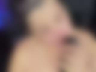 ArethaOzz MILF webcam performer live streaming