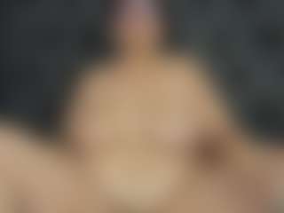 ArethaOzz MILF webcam performer live streaming
