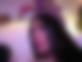 Live cam show with Layla Nicols - Average on SmokeAndPoke